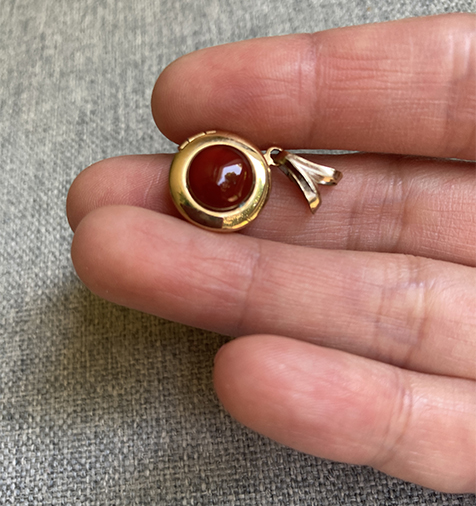 Carnelian pendant to scale